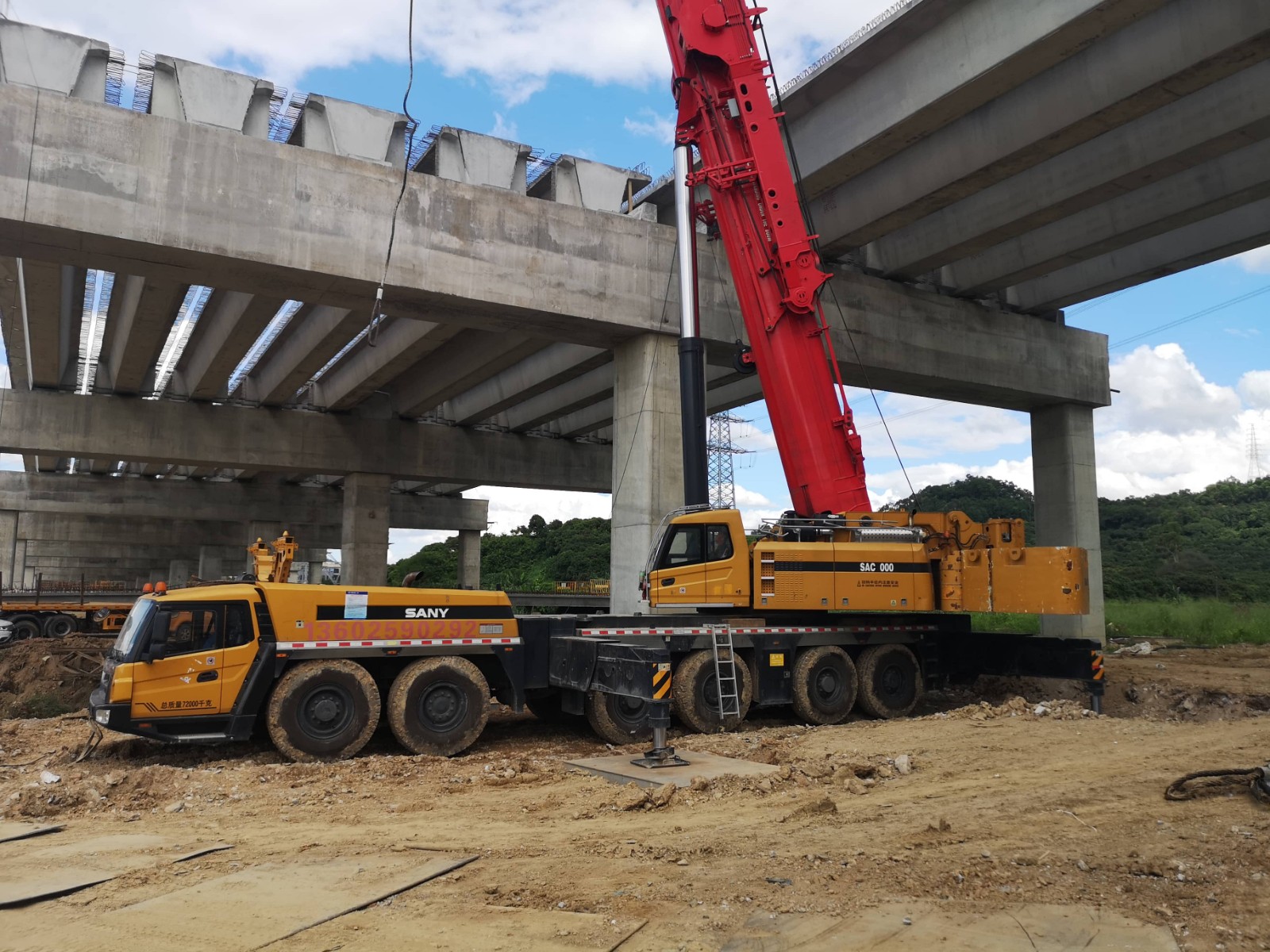 300吨汽车吊：桥梁建设中的“钢铁巨臂”